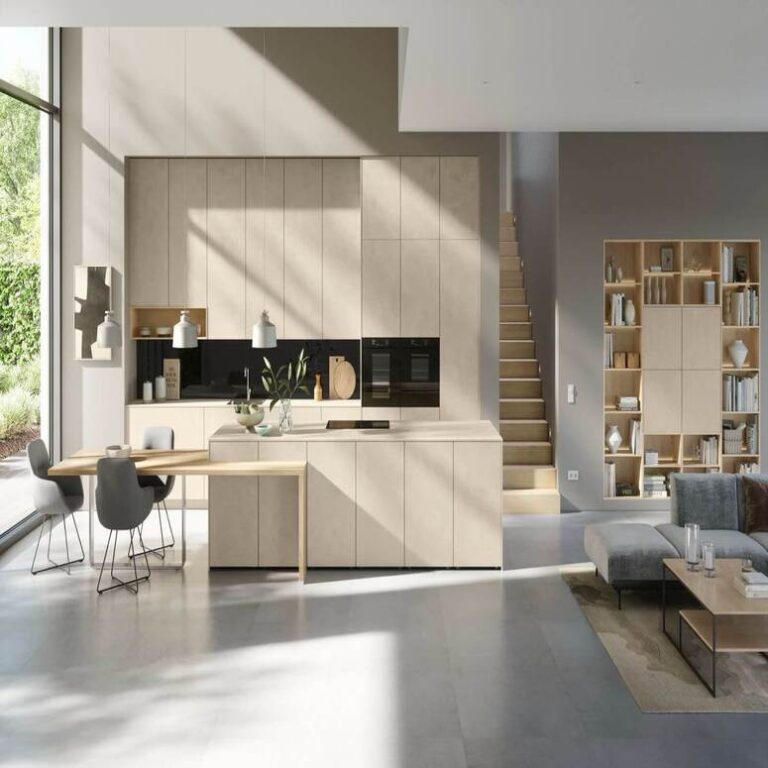 Offene moderne Küche in Beige mit Kochinsel, Essplatz und angrenzendem Wohnbereich